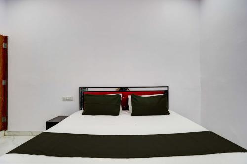 Postel nebo postele na pokoji v ubytování Hotel O New Golden Moon