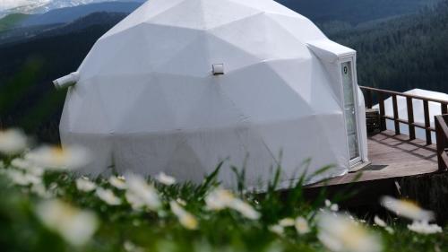 a white dome tent on top of a mountain at Глемпінг Де Вайб (devibe-vorokhta) in Vorokhta
