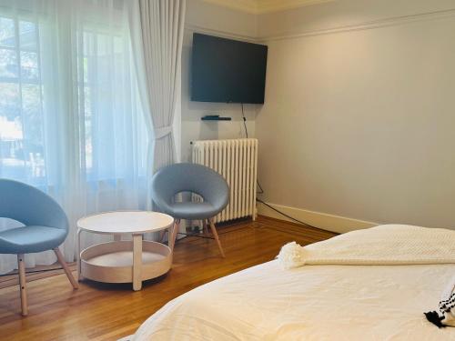 Katil atau katil-katil dalam bilik di West King Edward Luxury Guest Home