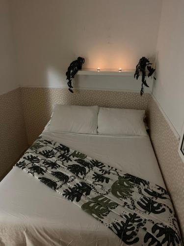 - un lit avec une couverture noire et blanche dans l'établissement Playa sol y arena, à Valence
