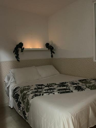 une chambre avec un lit blanc avec des lumières sur le mur dans l'établissement Playa sol y arena, à Valence