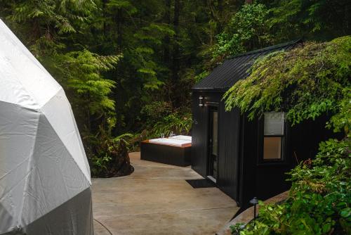 Κήπος έξω από το West Coast Trail Lodge