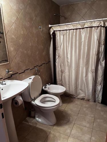 a bathroom with a toilet and a sink at Cabañas Paz in Carpintería