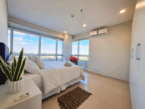 Postel nebo postele na pokoji v ubytování Skyline Suite 180m2 Luxus