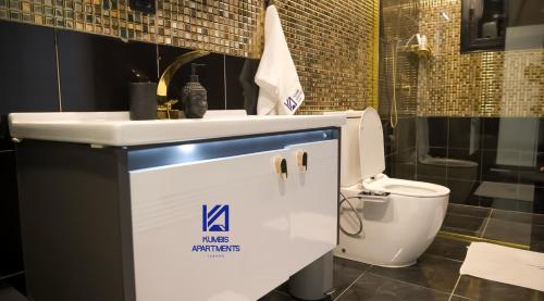 JarbangにあるKumbis Apartments Jabangの洗面台とトイレ付きのバスルーム