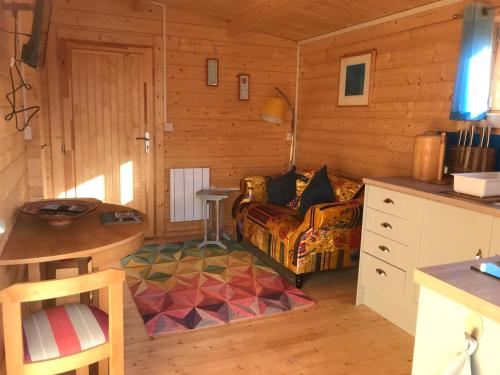 Postel nebo postele na pokoji v ubytování Log Cabin in Tiny Village