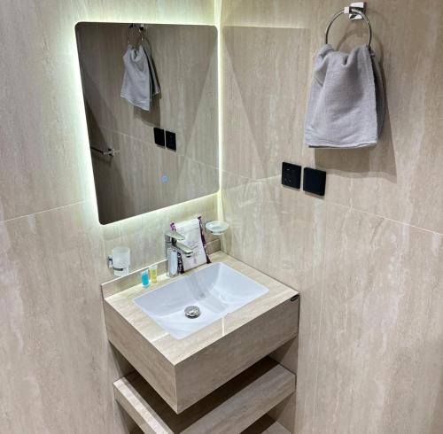 un baño con lavabo y espejo en استديو انيق بحي السليمانيه, en Riad