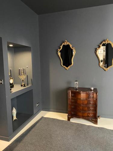 ein Zimmer mit einer Kommode und Spiegeln an der Wand in der Unterkunft Welcome in Montpellier