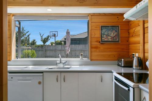 Kuchyň nebo kuchyňský kout v ubytování Lakewood Cottage, Cozy Lakeview Stay in Central Taupo