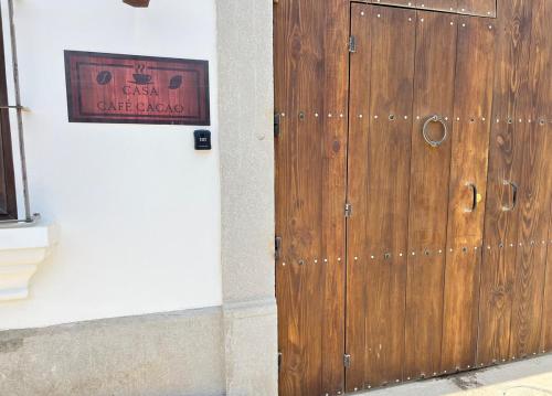 a wooden door on the side of a building at Casa Café Cacao in San Pedro Las Huertas