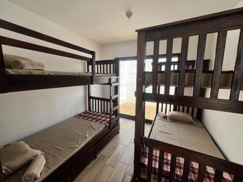 a room with two bunk beds in a room at Casa Café Cacao in San Pedro Las Huertas