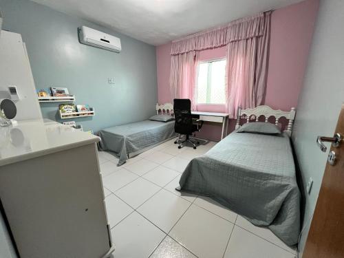 Katil atau katil-katil dalam bilik di Duplex a 10min PP, com Ar, Internet, Estacionamento - Casa236