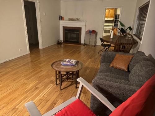 ein Wohnzimmer mit Couch und Tisch in der Unterkunft The Ardmore Home Share in Los Angeles