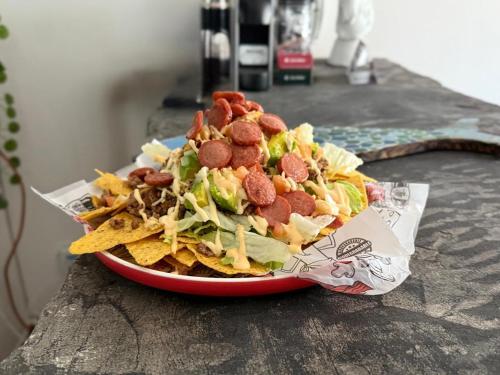 ゲストハウスの敷地内または近くでの食事または食べ物