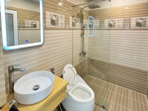a bathroom with a white toilet and a sink at Minh Ngoc Hotel in Ho Chi Minh City