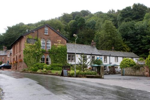 um edifício ao lado de uma rua em Fox and Pheasant Inn em Armathwaite