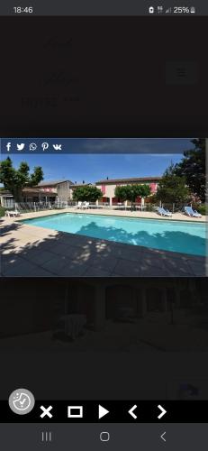 une télévision avec une photo de piscine dans l'établissement Hôtel PRATO PLAGE, à Pernes-les-Fontaines