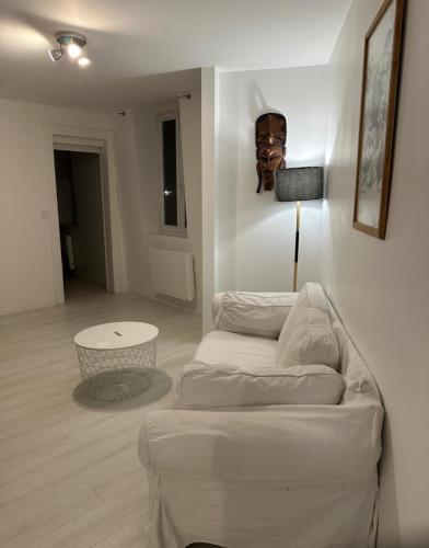 un salon avec un canapé et une table dans l'établissement Nice and warm studio to relax, à Hellemmes-Lille