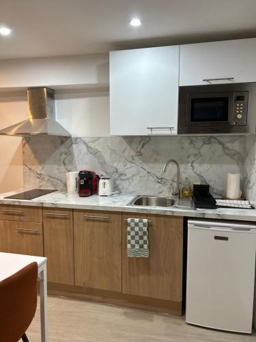 Una cocina o cocineta en Le Cocon - Centre ville - Climatisé