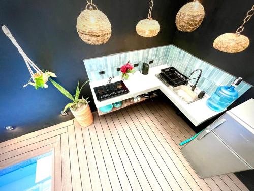 コクレスにあるVilla La Infinidad - Brand New Luxury Villa AC & Private Swimming Poolのシンクとコンロのあるキッチン