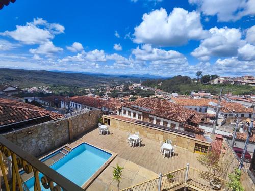 a villa with a swimming pool and a view of a city at Hotel Montanhas de Minas in Diamantina