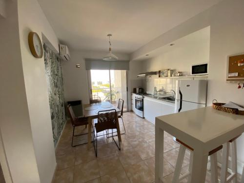 a kitchen and dining room with a table and chairs at Depto moderno y luminoso La Plata zona céntrica in La Plata