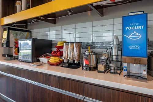 a fast food counter in a fast food restaurant at GLō Best Western Lexington in Lexington