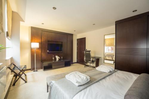 Una cama o camas en una habitación de Mansio Suites The Headrow