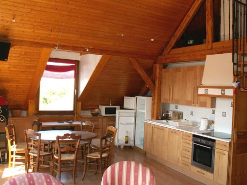 eine Küche und ein Esszimmer mit Tisch und Stühlen in der Unterkunft La grange in Menthon-Saint-Bernard