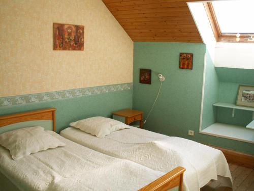 ein Schlafzimmer mit einem weißen Bett und einem Fenster in der Unterkunft La grange in Menthon-Saint-Bernard