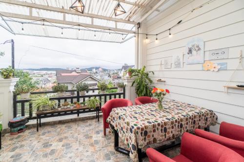 Balkón nebo terasa v ubytování Violet villa and Coffee