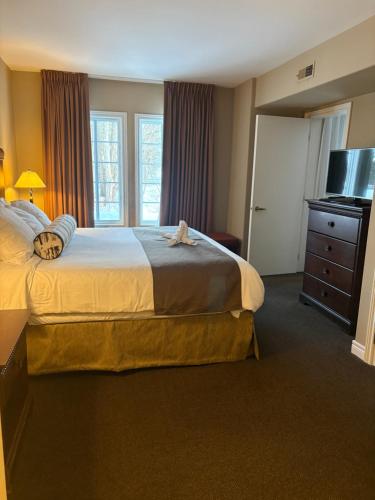 a bedroom with a large bed and a window at Margarita Vacation Getaway in Oro-Medonte
