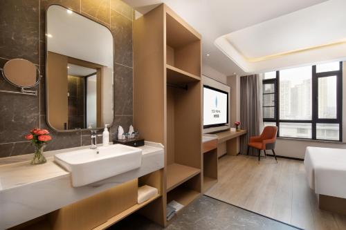 Bilik mandi di Mehood EZZI Hotel Yuxi Red Star International Plaza