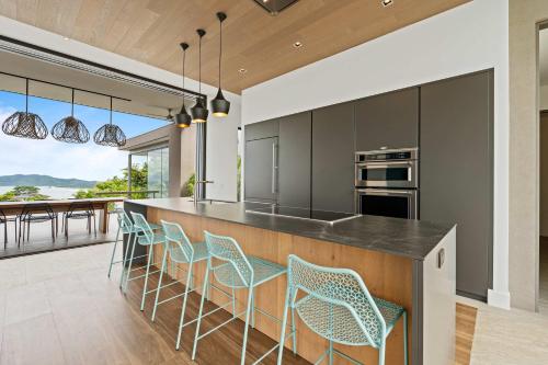 Η κουζίνα ή μικρή κουζίνα στο Amazing Ocean and Mountain Views