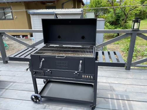 Kemudahan BBQ tersedia untuk tetamu di rumah percutian