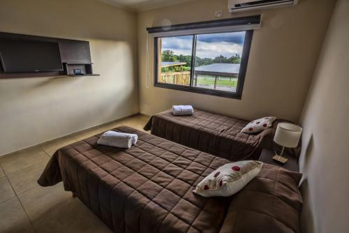 Ліжко або ліжка в номері Blackstone Country Villages Hotel