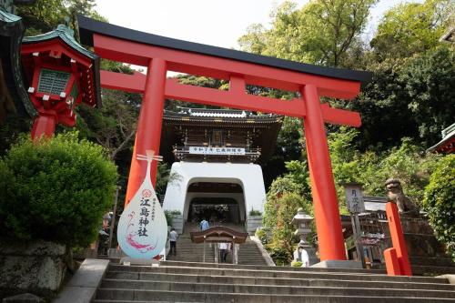 Ein Garten an der Unterkunft 湯と灯りに包まれる別世界 江の島神社まで30秒 一組限定の貸切宿