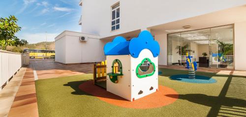 a toy house in the middle of a yard at Globales Palmanova in Palmanova