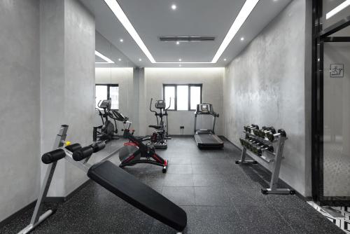 Pusat kecergasan dan/atau kemudahan kecergasan di Mehood EZZI Hotel Yuxi Red Star International Plaza