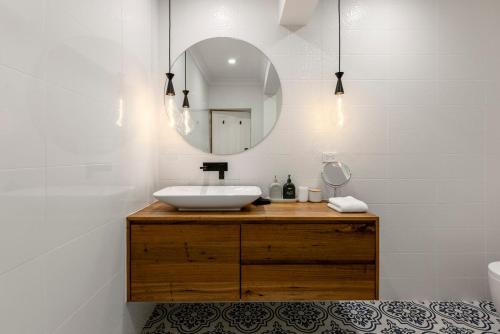 Washington Cottage في Angaston: حمام مزود بحوض ومِرآة