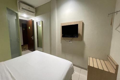 Телевизор и/или развлекательный центр в Lemo Hotel Serpong