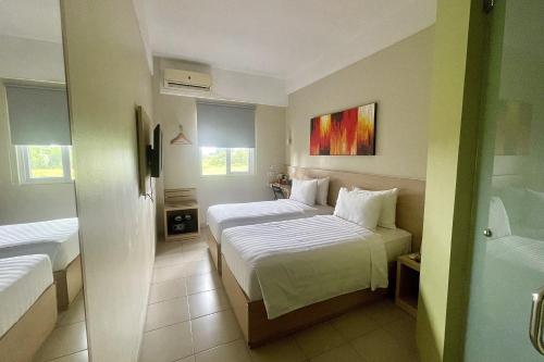 Кровать или кровати в номере Lemo Hotel Serpong