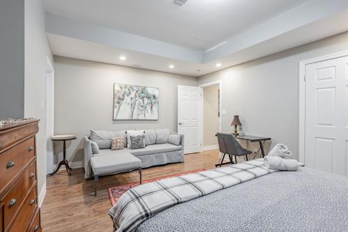 Ένα ή περισσότερα κρεβάτια σε δωμάτιο στο Spacious 2BR APT in Cliff Road & Queensway close to China Town, Mississauga