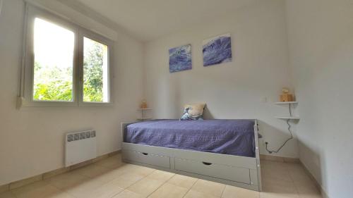 - une chambre avec un lit doté de draps violets et 2 fenêtres dans l'établissement Charmant T3 avec Terrasse et Vue Panoramique sur le Golfe de Saint-Florent, à 300m de la plage de la Roya, à Saint-Florent