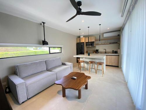 a living room with a couch and a table at Impresionantes vistas al Volcán Arenal, cine privado y ubicación ideal in Palma