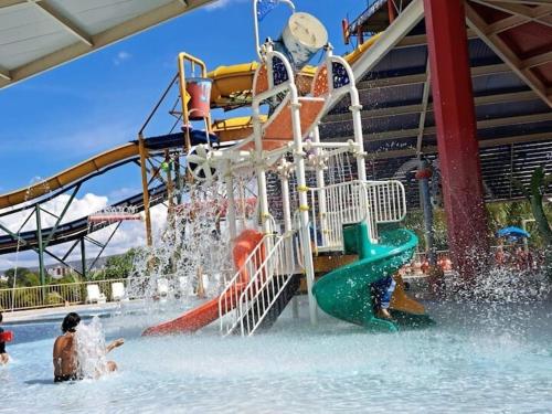 - un parc aquatique avec toboggan dans l'établissement Flat com clube diroma GRATIS TODOS OS DIAS!, à Caldas Novas