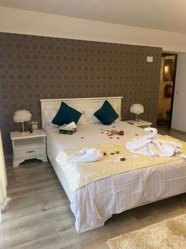 a bedroom with a bed with towels on it at Casa Daniel in Bran