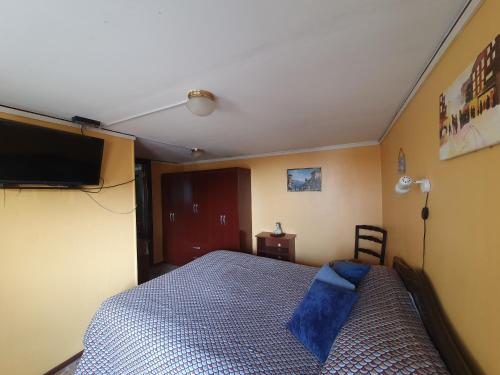 a bedroom with a bed and a flat screen tv at Departamento Estudio Viña del Mar in Viña del Mar