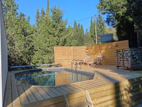 a deck with a swimming pool on top of a house at Magnifique villa avec jacuzzi et billard in Limoux