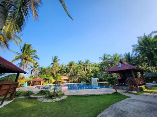 Bazén v ubytování Lamao Beach Resort nebo v jeho okolí